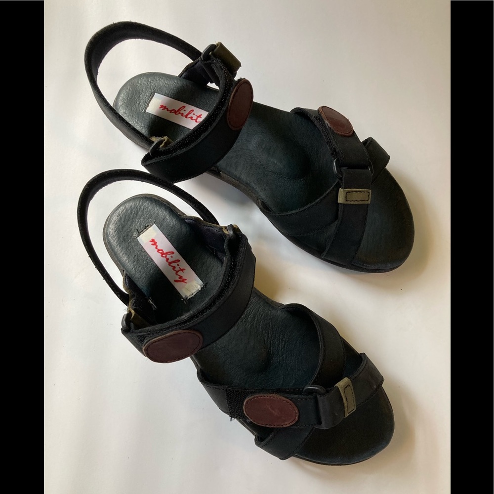 Mobility “Evergreen” blk leather 10M, $25.